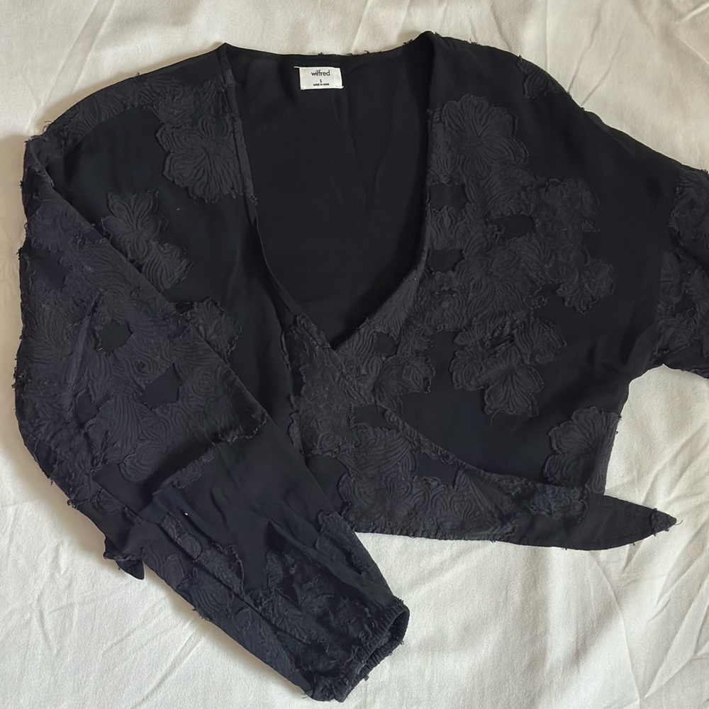 Wilfred “Raissa Blouse” with Floral Appliqué Details 🌸 - Picture 2 of 5